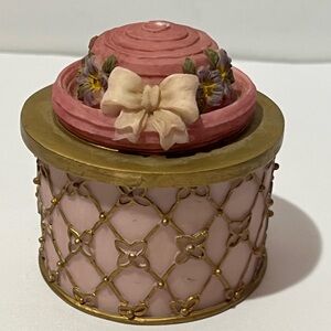 Vintage Dezine 1996 Trinket Box Hat Box With Bow & Flowers With Lid